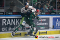 Derek Joslin (EHC Red Bull Muenchen) im Zweikampf mit Drew LeBlanc (Augsburger Panther) in der 2. Halbfinalbegegnung in den Playoffs der Deutschen Eishockey Liga zwischen den Augsburger Panthern und dem EHC Red Bull München am 05.04.2019.