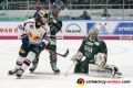 Maximilian Kastner (EHC Red Bull Muenchen) gegen Steffen Toelzer (Augsburger Panther) und Olivier Roy (Torwart, Augsburger Panther) in der 2. Halbfinalbegegnung in den Playoffs der Deutschen Eishockey Liga zwischen den Augsburger Panthern und dem EHC Red Bull München am 05.04.2019.