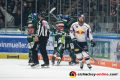 John Mitchell (EHC Red Bull Muenchen) muss mitansehen, wie die Augsburger ihren 1:0-Führungstreffer bejubeln in der 2. Halbfinalbegegnung in den Playoffs der Deutschen Eishockey Liga zwischen den Augsburger Panthern und dem EHC Red Bull München am 05.04.2019.