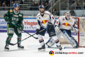 Matt Fraser (Augsburger Panther) gegen Daryl Boyle (EHC Red Bull Muenchen) und Danny aus den Birken (Torwart, EHC Red Bull Muenchen) in der 2. Halbfinalbegegnung in den Playoffs der Deutschen Eishockey Liga zwischen den Augsburger Panthern und dem EHC Red Bull München am 05.04.2019.