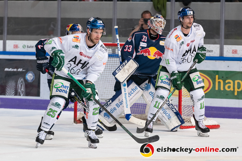 Daniel Schmoelz (Augsburger Panther) und Adam Payerl (Augsburger Panther) vor Andrew Bodnarchuk (EHC Red Bull Muenchen) und Danny aus den Birken (Torwart, EHC Red Bull Muenchen) in der 1. Halbfinalbegegnung in den Playoffs der Deutschen Eishockey Liga zwischen dem EHC Red Bull München und den Augsburger Panthern am 03.04.2019.