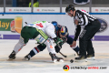 Linesman Maksim Cepik führt ein Bully aus zwischen Adam Payerl (Augsburger Panther) und Patrick Hager (EHC Red Bull Muenchen) in der 1. Halbfinalbegegnung in den Playoffs der Deutschen Eishockey Liga zwischen dem EHC Red Bull München und den Augsburger Panthern am 03.04.2019.