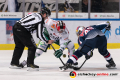 Linesman Maksim Cepik führt ein Bully aus zwischen Drew LeBlanc (Augsburger Panther) und Mark Voakes (EHC Red Bull Muenchen) in der 1. Halbfinalbegegnung in den Playoffs der Deutschen Eishockey Liga zwischen dem EHC Red Bull München und den Augsburger Panthern am 03.04.2019.