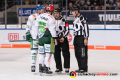 Arvids Rekis (Augsburger Panther) und Drew LeBlanc (Augsburger Panther) im Gespräch mit Hauptschiedsrichter Sirko Hunnius und Linesman Maksim Cepik in der 1. Halbfinalbegegnung in den Playoffs der Deutschen Eishockey Liga zwischen dem EHC Red Bull München und den Augsburger Panthern am 03.04.2019.