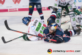 Steffen Toelzer (Augsburger Panther) und Trevor Parkes (EHC Red Bull Muenchen) in der 1. Halbfinalbegegnung in den Playoffs der Deutschen Eishockey Liga zwischen dem EHC Red Bull München und den Augsburger Panthern am 03.04.2019.