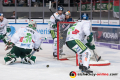 Olivier Roy (Torwart, Augsburger Panther) und Arvids Rekis (Augsburger Panther) haben in dieser Szene Glück in der 1. Halbfinalbegegnung in den Playoffs der Deutschen Eishockey Liga zwischen dem EHC Red Bull München und den Augsburger Panthern am 03.04.2019.