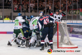 Mark Voakes (EHC Red Bull Muenchen) beobachtet, wie sich Simon Sezemsky (Augsburger Panther) und David Stieler (Augsburger Panther) intensiv mit Mads Christensen (EHC Red Bull Muenchen) beschäftigen in der 1. Halbfinalbegegnung in den Playoffs der Deutschen Eishockey Liga zwischen dem EHC Red Bull München und den Augsburger Panthern am 03.04.2019.