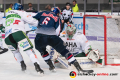 Jaroslav Hafenrichter (Augsburger Panther) und Olivier Roy (Torwart, Augsburger Panther) verteidigen gegen Daryl Boyle (EHC Red Bull Muenchen) in der 1. Halbfinalbegegnung in den Playoffs der Deutschen Eishockey Liga zwischen dem EHC Red Bull München und den Augsburger Panthern am 03.04.2019.