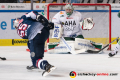 Ryan Button (EHC Red Bull Muenchen) beim Schussversuch gegen Olivier Roy (Torwart, Augsburger Panther) in der 1. Halbfinalbegegnung in den Playoffs der Deutschen Eishockey Liga zwischen dem EHC Red Bull München und den Augsburger Panthern am 03.04.2019.