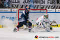 Mads Christensen (EHC Red Bull Muenchen) und Olivier Roy (Torwart, Augsburger Panther) in der 1. Halbfinalbegegnung in den Playoffs der Deutschen Eishockey Liga zwischen dem EHC Red Bull München und den Augsburger Panthern am 03.04.2019.