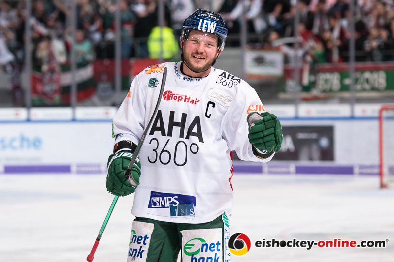 Kapitän Steffen Toelzer (Augsburger Panther) nach dem Sieg in der 3. Halbfinalbegegnung in den Playoffs der Deutschen Eishockey Liga zwischen dem EHC Red Bull München und den Augsburger Panthern am 07.04.2019.