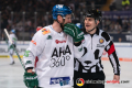 Hauptschiedsrichter Andre Schrader im Gespräch mit Daniel Schmoelz (Augsburger Panther) in der 3. Halbfinalbegegnung in den Playoffs der Deutschen Eishockey Liga zwischen dem EHC Red Bull München und den Augsburger Panthern am 07.04.2019.