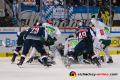 Betrieb vor dem Augsburger Tor mit John Mitchell (EHC Red Bull Muenchen) und Mark Voakes (EHC Red Bull Muenchen) in der 3. Halbfinalbegegnung in den Playoffs der Deutschen Eishockey Liga zwischen dem EHC Red Bull München und den Augsburger Panthern am 07.04.2019.