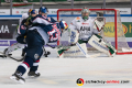 Michael Wolf (EHC Red Bull Muenchen) beim Schussversuch gegen Olivier Roy (Torwart, Augsburger Panther) in der 3. Halbfinalbegegnung in den Playoffs der Deutschen Eishockey Liga zwischen dem EHC Red Bull München und den Augsburger Panthern am 07.04.2019.