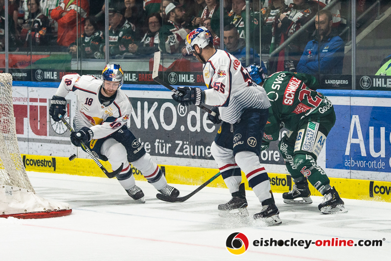 Matt Stajan (EHC Red Bull Muenchen) und Ryan Button (EHC Red Bull Muenchen) gegen Daniel Schmoelz (Augsburger Panther) in der 4. DEL-Halbfinalbegegnung der Augsburger Panther mit dem EHC Red Bull Muenchen.Foto: Heike Feiner/Eibner Pressefoto