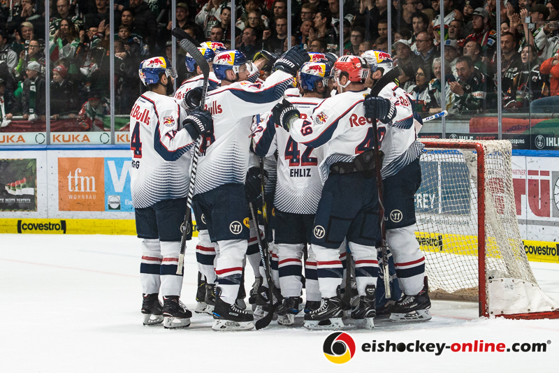 Die Münchner bejubeln ihren Sieg in der 4. DEL-Halbfinalbegegnung der Augsburger Panther mit dem EHC Red Bull Muenchen.Foto: Heike Feiner/Eibner Pressefoto