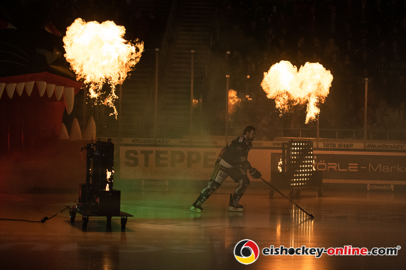 Drew LeBlanc (Augsburger Panther) beim Einlauf in der 4. DEL-Halbfinalbegegnung der Augsburger Panther mit dem EHC Red Bull Muenchen.Foto: Heike Feiner/Eibner Pressefoto