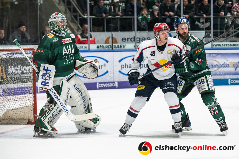 Olivier Roy (Torwart, Augsburger Panther) und Arvids Rekis (Augsburger Panther) gegen Mark Voakes (EHC Red Bull Muenchen) in der 4. DEL-Halbfinalbegegnung der Augsburger Panther mit dem EHC Red Bull Muenchen.Foto: Heike Feiner/Eibner Pressefoto