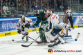 Den Puck im Blick: Ryan Button (EHC Red Bull Muenchen), Adam Payerl (Augsburger Panther) und Andrew Bodnarchuk (EHC Red Bull Muenchen) in der 4. DEL-Halbfinalbegegnung der Augsburger Panther mit dem EHC Red Bull Muenchen.Foto: Heike Feiner/Eibner Pressefoto