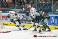 Matt Stajan (EHC Red Bull Muenchen) und Ryan Button (EHC Red Bull Muenchen) gegen Daniel Schmoelz (Augsburger Panther) in der 4. DEL-Halbfinalbegegnung der Augsburger Panther mit dem EHC Red Bull Muenchen.Foto: Heike Feiner/Eibner Pressefoto