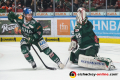 Patrick McNeill (Augsburger Panther) und Olivier Roy (Torwart, Augsburger Panther) in der 4. DEL-Halbfinalbegegnung der Augsburger Panther mit dem EHC Red Bull Muenchen.Foto: Heike Feiner/Eibner Pressefoto