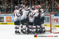 Die Münchner bejubeln ihren Sieg in der 4. DEL-Halbfinalbegegnung der Augsburger Panther mit dem EHC Red Bull Muenchen.Foto: Heike Feiner/Eibner Pressefoto