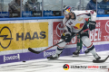 Trevor Parkes (EHC Red Bull Muenchen) vor David Stieler (Augsburger Panther) in der 4. DEL-Halbfinalbegegnung der Augsburger Panther mit dem EHC Red Bull Muenchen.Foto: Heike Feiner/Eibner Pressefoto