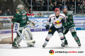 Olivier Roy (Torwart, Augsburger Panther) und Arvids Rekis (Augsburger Panther) gegen Mark Voakes (EHC Red Bull Muenchen) in der 4. DEL-Halbfinalbegegnung der Augsburger Panther mit dem EHC Red Bull Muenchen.Foto: Heike Feiner/Eibner Pressefoto