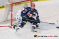 John Mitchell (EHC Red Bull Muenchen) vor Olivier Roy (Torwart, Augsburger Panther) in der 5. Halbfinalbegegnung in den Playoffs der Deutschen Eishockey Liga zwischen dem EHC Red Bull München und den Augsburger Panthern am 12.04.2019.