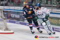 Trevor Parkes (EHC Red Bull Muenchen) und Brady Lamb (Augsburger Panther) in der 5. Halbfinalbegegnung in den Playoffs der Deutschen Eishockey Liga zwischen dem EHC Red Bull München und den Augsburger Panthern am 12.04.2019.