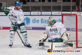 Patrick McNeill (Augsburger Panther) und Olivier Roy (Torwart, Augsburger Panther) in der 5. Halbfinalbegegnung in den Playoffs der Deutschen Eishockey Liga zwischen dem EHC Red Bull München und den Augsburger Panthern am 12.04.2019.