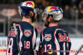 Michael Wolf (EHC Red Bull Muenchen) im Gespräch mit Matt Stajan (EHC Red Bull Muenchen) in der 5. Halbfinalbegegnung in den Playoffs der Deutschen Eishockey Liga zwischen dem EHC Red Bull München und den Augsburger Panthern am 12.04.2019.