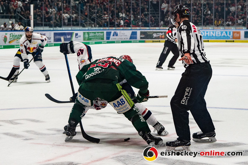 Bully zwischen Mark Voakes (EHC Red Bull Muenchen) und Drew LeBlanc (Augsburger Panther) in der 6. DEL-Halbfinalbegegnung der Augsburger Panther mit dem EHC Red Bull Muenchen.Foto: Heike Feiner/Eibner Pressefoto