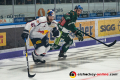 Yasin Ehliz (EHC Red Bull Muenchen) und Scott Valentine (Augsburger Panther) in der 6. DEL-Halbfinalbegegnung der Augsburger Panther mit dem EHC Red Bull Muenchen.Foto: Heike Feiner/Eibner Pressefoto