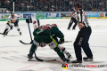 Bully zwischen Mark Voakes (EHC Red Bull Muenchen) und Drew LeBlanc (Augsburger Panther) in der 6. DEL-Halbfinalbegegnung der Augsburger Panther mit dem EHC Red Bull Muenchen.Foto: Heike Feiner/Eibner Pressefoto