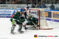 Olivier Roy (Torwart, Augsburger Panther) und Christoph Ullmann (Augsburger Panther) verteidigen gegen Matt Stajan (EHC Red Bull Muenchen) in der 6. DEL-Halbfinalbegegnung der Augsburger Panther mit dem EHC Red Bull Muenchen.Foto: Heike Feiner/Eibner Pressefoto