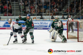 Mads Christensen (EHC Red Bull Muenchen) und Steffen Toelzer (Augsburger Panther) vor dem Tor von Olivier Roy (Torwart, Augsburger Panther) in der 6. DEL-Halbfinalbegegnung der Augsburger Panther mit dem EHC Red Bull Muenchen.Foto: Heike Feiner/Eibner Pressefoto