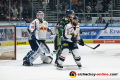 Danny aus den Birken (Torwart, EHC Red Bull Muenchen) und Andrew Bodnarchuk (EHC Red Bull Muenchen) gegen Matt Fraser (Augsburger Panther) in der 6. DEL-Halbfinalbegegnung der Augsburger Panther mit dem EHC Red Bull Muenchen.Foto: Heike Feiner/Eibner Pressefoto