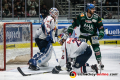 Sahir Gill (Augsburger Panther) und Derek Joslin (EHC Red Bull Muenchen) vor Danny aus den Birken (Torwart, EHC Red Bull Muenchen) in der 6. DEL-Halbfinalbegegnung der Augsburger Panther mit dem EHC Red Bull Muenchen.Foto: Heike Feiner/Eibner Pressefoto