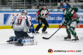 Matt White (Augsburger Panther) scheitert gegen Danny aus den Birken (Torwart, EHC Red Bull Muenchen) in der 6. DEL-Halbfinalbegegnung der Augsburger Panther mit dem EHC Red Bull Muenchen.Foto: Heike Feiner/Eibner Pressefoto