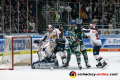 Danny aus den Birken (Torwart, EHC Red Bull Muenchen), Keith Aulie (EHC Red Bull Muenchen), Daryl Boyle (EHC Red Bull Muenchen) und Maximilian Kastner (EHC Red Bull Muenchen) verteidigen gegen Adam Payerl (Augsburger Panther) und Daniel Schmoelz (Augsburger Panther) in der 6. DEL-Halbfinalbegegnung der Augsburger Panther mit dem EHC Red Bull Muenchen.Foto: Heike Feiner/Eibner Pressefoto