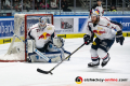 Danny aus den Birken (Torwart, EHC Red Bull Muenchen) und Andrew Bodnarchuk (EHC Red Bull Muenchen) in der 6. DEL-Halbfinalbegegnung der Augsburger Panther mit dem EHC Red Bull Muenchen.Foto: Heike Feiner/Eibner Pressefoto