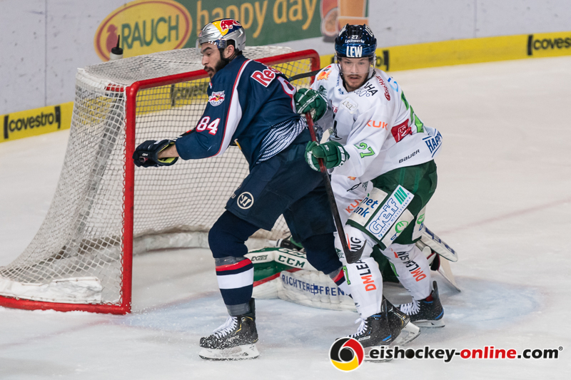 Trevor Parkes (EHC Red Bull Muenchen) und Matt Fraser (Augsburger Panther) in der 7. Halbfinalbegegnung in den Playoffs der Deutschen Eishockey Liga zwischen dem EHC Red Bull München und den Augsburger Panthern am 16.04.2019.