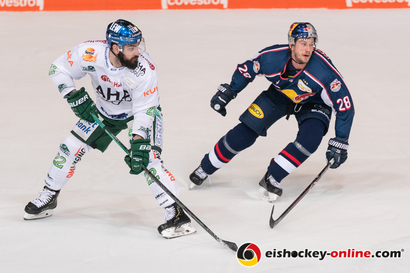 Scott Valentine (Augsburger Panther) und Frank Mauer (EHC Red Bull Muenchen) in der 7. Halbfinalbegegnung in den Playoffs der Deutschen Eishockey Liga zwischen dem EHC Red Bull München und den Augsburger Panthern am 16.04.2019.
