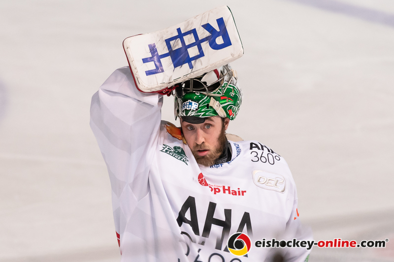 Olivier Roy (Torwart, Augsburger Panther) während eines Powerbreaks in der 7. Halbfinalbegegnung in den Playoffs der Deutschen Eishockey Liga zwischen dem EHC Red Bull München und den Augsburger Panthern am 16.04.2019.