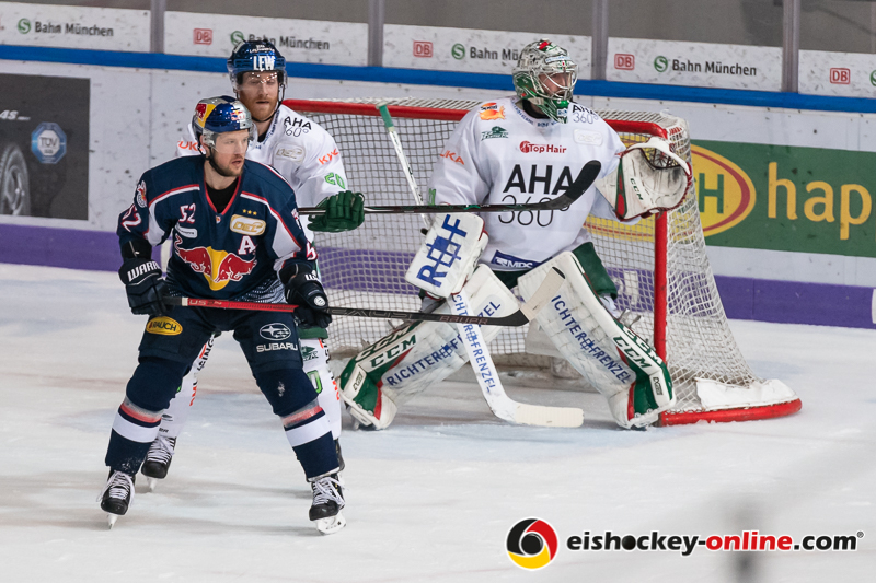 Patrick Hager (EHC Red Bull Muenchen) vor Patrick McNeill (Augsburger Panther) und Olivier Roy (Torwart, Augsburger Panther) in der 7. Halbfinalbegegnung in den Playoffs der Deutschen Eishockey Liga zwischen dem EHC Red Bull München und den Augsburger Panthern am 16.04.2019.