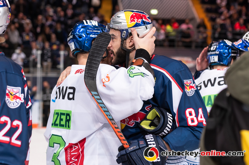 Steffen Toelzer (Augsburger Panther) und Trevor Parkes (EHC Red Bull Muenchen) in der 7. Halbfinalbegegnung in den Playoffs der Deutschen Eishockey Liga zwischen dem EHC Red Bull München und den Augsburger Panthern am 16.04.2019.