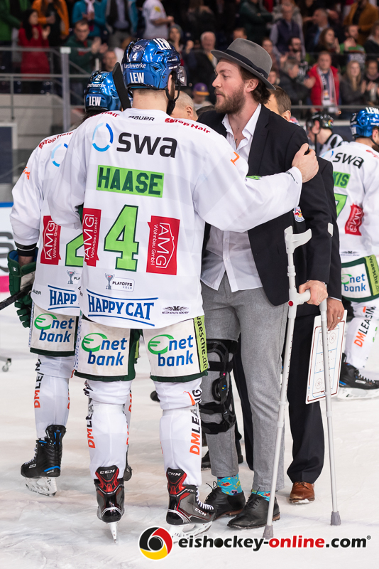 Shakehands zwischen Henry Haase (Augsburger Panther) und dem verletzten Konrad Abeltshauser (EHC Red Bull Muenchen) in der 7. Halbfinalbegegnung in den Playoffs der Deutschen Eishockey Liga zwischen dem EHC Red Bull München und den Augsburger Panthern am 16.04.2019.