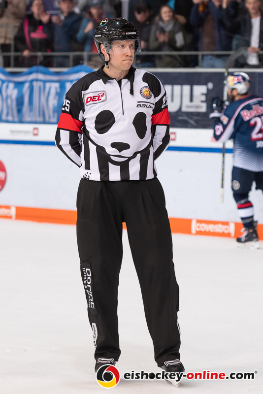 Hauptschiedsrichter Aleksi Rantala in der 7. Halbfinalbegegnung in den Playoffs der Deutschen Eishockey Liga zwischen dem EHC Red Bull München und den Augsburger Panthern am 16.04.2019.