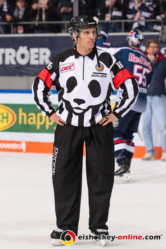 Hauptschiedsrichter Daniel Piechaczek in der 7. Halbfinalbegegnung in den Playoffs der Deutschen Eishockey Liga zwischen dem EHC Red Bull München und den Augsburger Panthern am 16.04.2019.